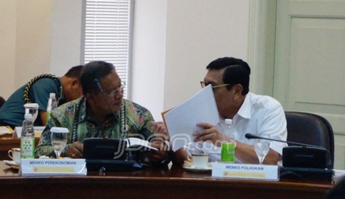 Suasana rapat terbatas tentang pengaturan cuti bagi pejabat negara yang dipimpin Presiden Joko Widodo dan Wapres Jusuf Kalla di kantor kepresidenan, Rabu (6/1). Foto: Natalia/JPNN.com - JPNN.com