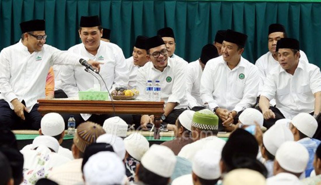 Ketua Umum Partai Kebangkitan Bangsa (PKB), Muhaimin Iskandar bersama empat menteri dari PKB saat menghadiri Sholawat untuk Bangsa di Kantor DPP PKB, Jakarta, Kamis (7/1). Foto: Ricardo/JPNN.com - JPNN.com