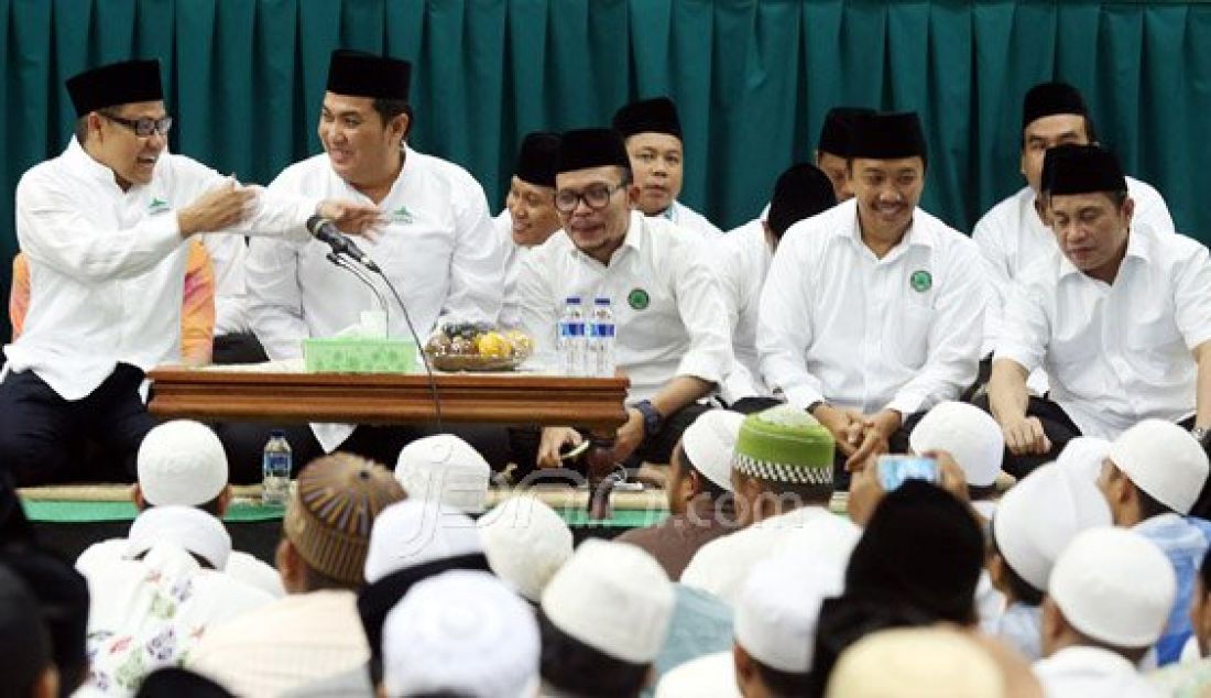 Ketua Umum Partai Kebangkitan Bangsa (PKB), Muhaimin Iskandar bersama empat menteri dari PKB saat menghadiri Sholawat untuk Bangsa di Kantor DPP PKB, Jakarta, Kamis (7/1). Foto: Ricardo/JPNN.com - JPNN.com