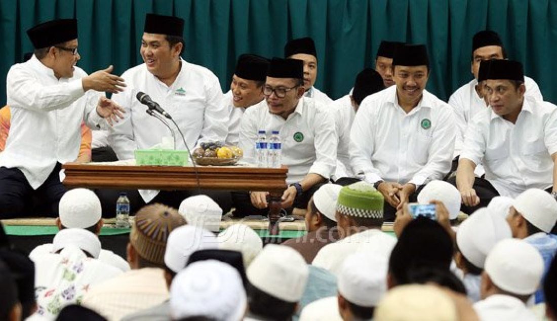 Ketua Umum Partai Kebangkitan Bangsa (PKB), Muhaimin Iskandar bersama empat menteri dari PKB saat menghadiri Sholawat untuk Bangsa di Kantor DPP PKB, Jakarta, Kamis (7/1). Foto: Ricardo/JPNN.com - JPNN.com