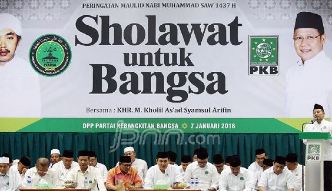 Ketua Umum Partai Kebangkitan Bangsa (PKB), Muhaimin Iskandar bersama empat menteri dari PKB saat menghadiri Sholawat untuk Bangsa di Kantor DPP PKB, Jakarta, Kamis (7/1). Foto: Ricardo/JPNN.com - JPNN.com