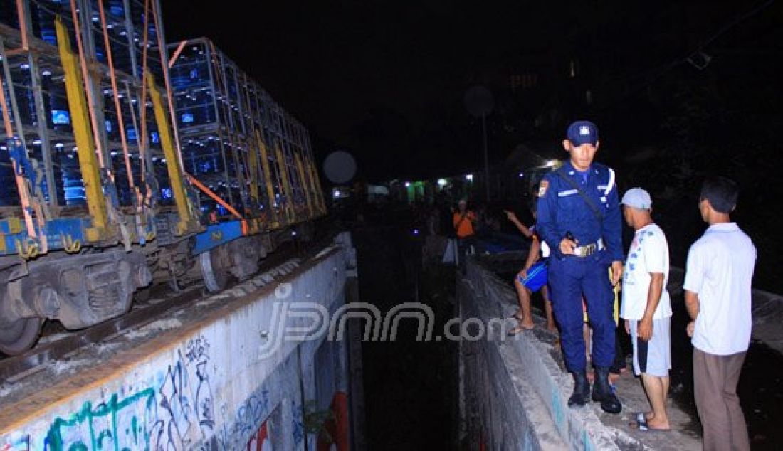 Kereta api bermuatan galon air anjlok di jembatan Cipaku, Kelurahan Cipaku, Kecamatan Bogor Selatan, Kota Bogor, Kamis (07/01). Kereta dari Sukabumi menuju Jakarta itu anjlok pada gerbong ke-enam dari 9 gerbong. Foto: Fadli/METROPOLITAN/JPNN.com - JPNN.com