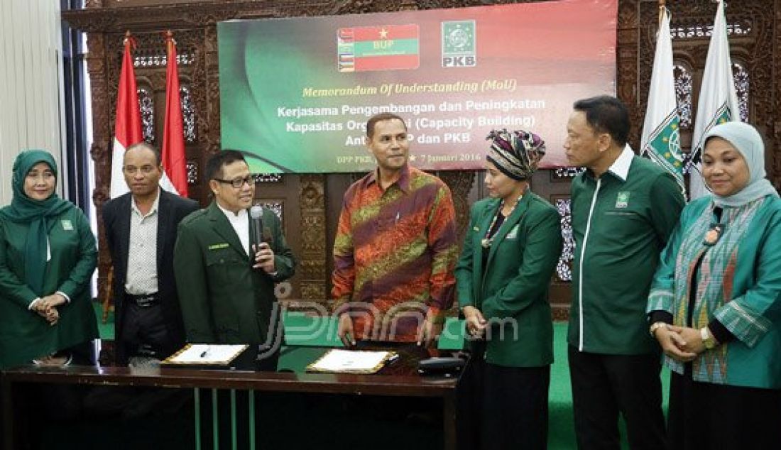 Ketua Umum PKB Muhaimin Iskandar dan Vice Pesident of Bloku Unidade Popular (BUP) Hermenegildo Lopes Kupa menghadiri acara penandatangan nota kesepahaman bersama antara PKB dan koalisi Partai Timor Leste BUP, Jakarta, Kamis (7/1). BUP akan mengirimkan kadernya ke PKB untuk belajar. Foto: Ricardo/JPNN.com - JPNN.com