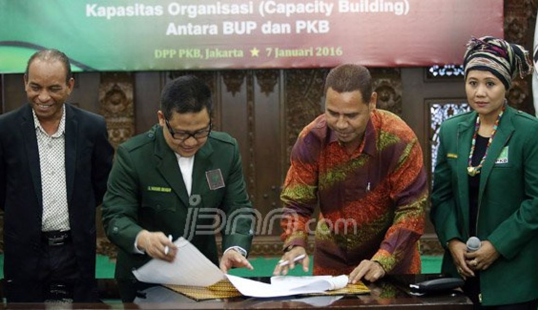 Ketua Umum PKB Muhaimin Iskandar dan Vice Pesident of Bloku Unidade Popular (BUP) Hermenegildo Lopes Kupa menghadiri acara penandatangan nota kesepahaman bersama antara PKB dan koalisi Partai Timor Leste BUP, Jakarta, Kamis (7/1). BUP akan mengirimkan kadernya ke PKB untuk belajar. Foto: Ricardo/JPNN.com - JPNN.com