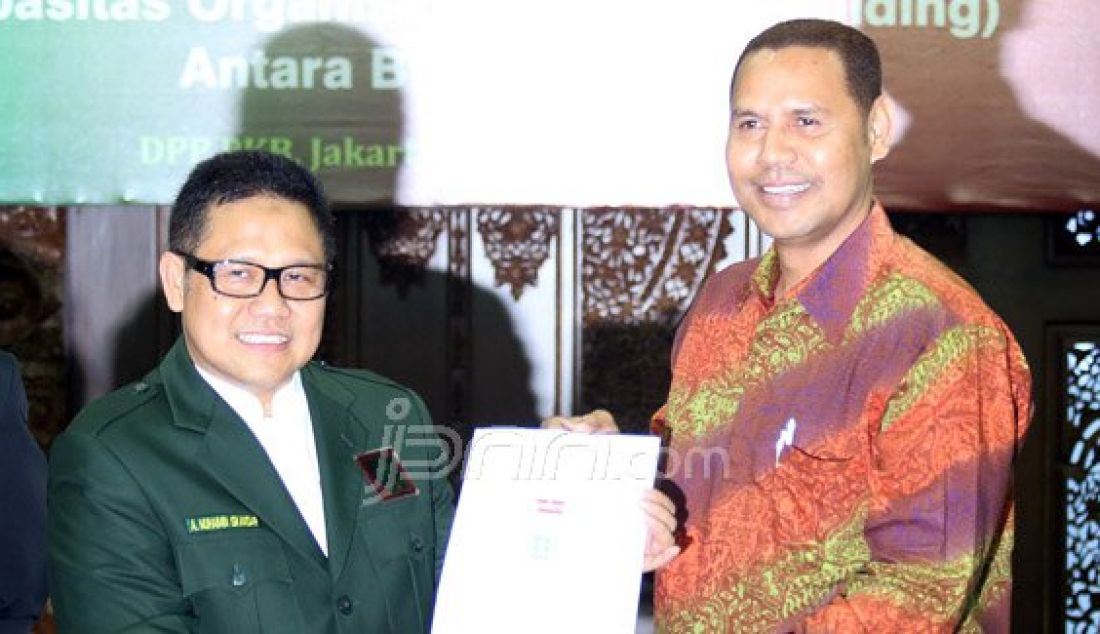 Ketua Umum PKB Muhaimin Iskandar dan Vice Pesident of Bloku Unidade Popular (BUP) Hermenegildo Lopes Kupa menghadiri acara penandatangan nota kesepahaman bersama antara PKB dan koalisi Partai Timor Leste BUP, Jakarta, Kamis (7/1). BUP akan mengirimkan kadernya ke PKB untuk belajar. Foto: Ricardo/JPNN.com - JPNN.com