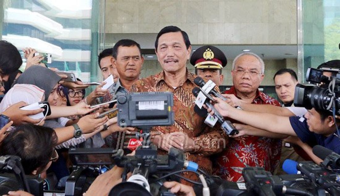 Menko Polhukam Luhut Binsar Panjaitan memberikan keterangan pers usai menemui Pimpinan KPK, Jakarta, Kamis (7/1). Kedatangannya membicarakan kerjasama antar pihaknya dengan KPK dan Dirjen Pajak perihal peningkatan pembayaran pajak dan menyampaikan pesan Presiden Jokowi. Foto: Ricardo/JPNN.com - JPNN.com