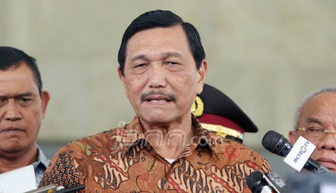 Menko Polhukam Luhut Binsar Panjaitan memberikan keterangan pers usai menemui Pimpinan KPK, Jakarta, Kamis (7/1). Kedatangannya membicarakan kerjasama antar pihaknya dengan KPK dan Dirjen Pajak perihal peningkatan pembayaran pajak dan menyampaikan pesan Presiden Jokowi. Foto: Ricardo/JPNN.com - JPNN.com