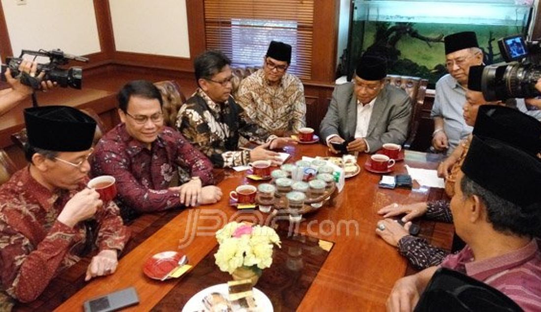 Delegasi PDIP bertemu dengan Ketua Umum PBNU, KH Said Aqil Siraj, dalam suasana keakraban, Jakarta, Jumat (8/1). Foto: M Fathra/JPNN.com - JPNN.com