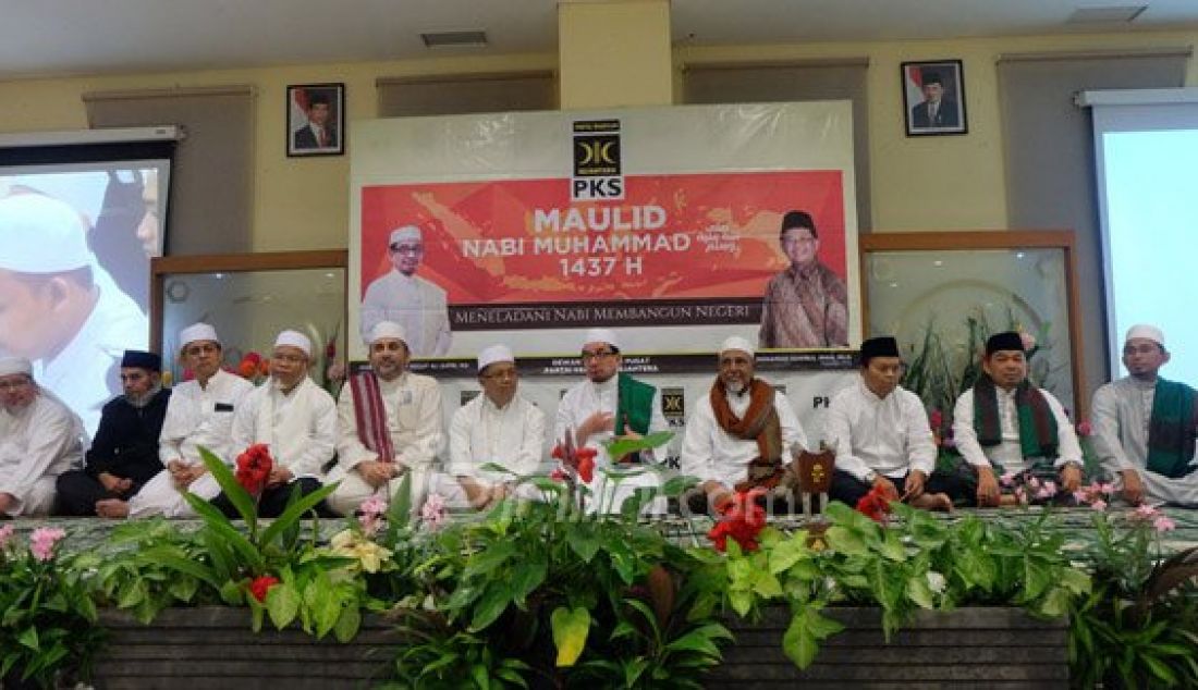 Ketua Majelis Syuro PKS Habib Salim Segaf Aljufri didampingi Presiden PKS Mohamad Sohibul Iman dan pengurus partai menggelar Maulid Nabi di Kantor DPP PKS, Jakarta, Kamis (7/1). Lebih dari 50 ulama dan habaib se-Jabodetabek diundang daaml acara Maulid Nabi ini. Foto: Ricardo/JPNN.com - JPNN.com