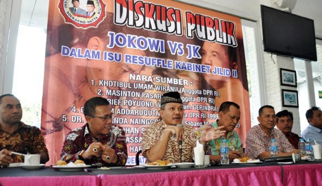 Ketua Umum AMARA, Harfan Nurmansa berbicara pada diskusi, Jakarta, Jumat (1/8). Diskusi bertema 'Jokowi VS JK dalam Isu Reshaffle Kabinet Jilid II' dan dihadiri Anggota DPR Khotibul Umam Wiranu, Masinton Pasaribu, Waketum Gerindra Arief Poyuono dan kalangan lainnya. Foto: Ricardo/JPNN.com - JPNN.com