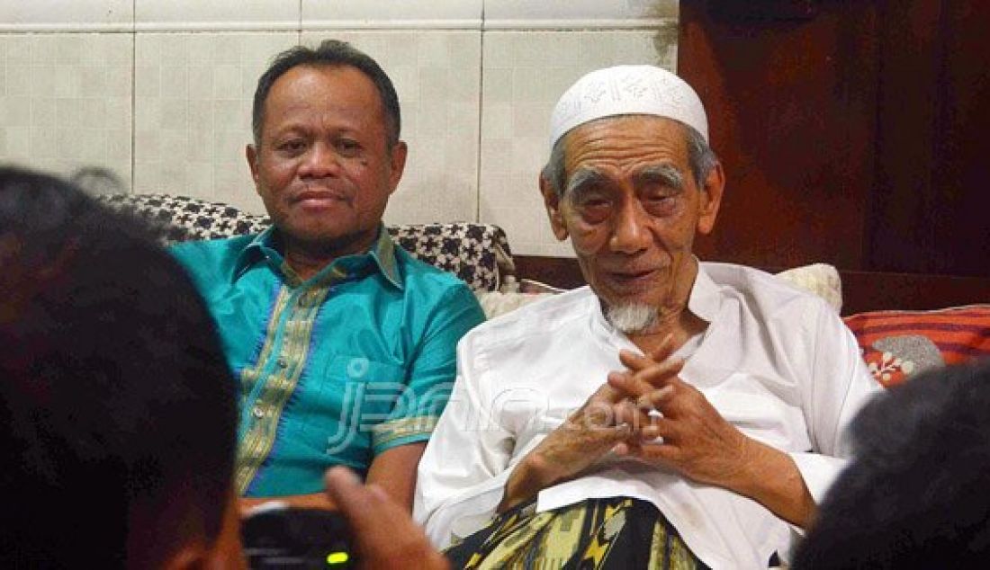 Ketua Majelis Syariah Partai PPP KH Maemun Zubair (kanan) menyampaikan fatwa islah majelis syariah pasca dicabutnya SK Muktamar Surabaya, Minggu (10/1). Fatwa islah bersifat mengikat untuk ditaati dan PPP untuk melakukan konsilidasi penggurus dan fungsionaris partai. Foto: Ricardo/JPNN.com - JPNN.com