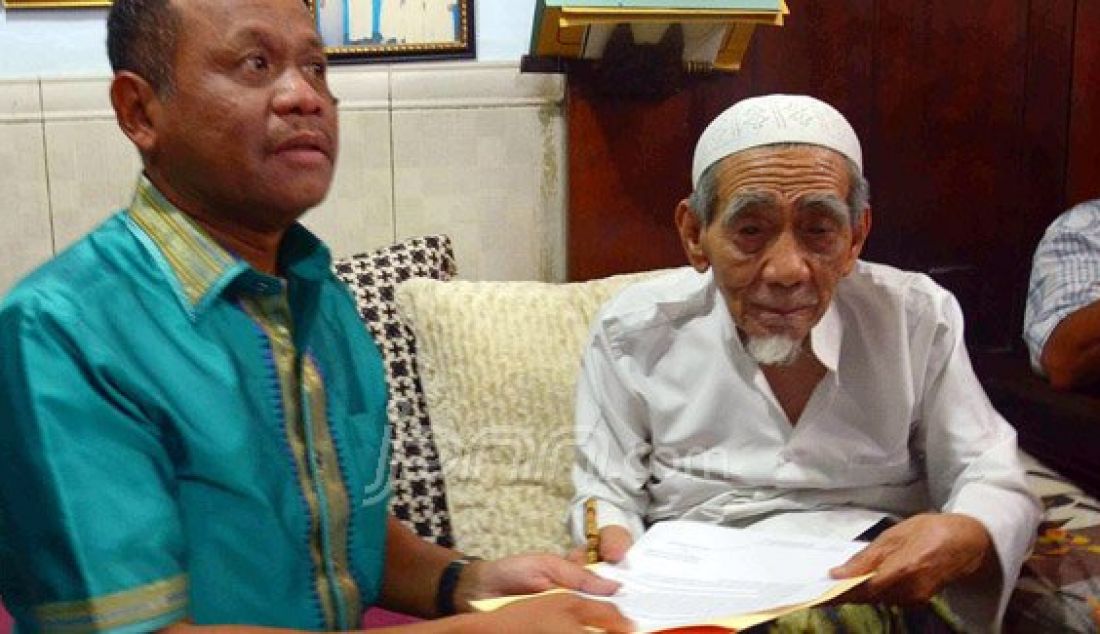 Ketua Majelis Syariah Partai PPP KH Maemun Zubair (kanan) menyampaikan fatwa islah majelis syariah pasca dicabutnya SK Muktamar Surabaya, Minggu (10/1). Fatwa islah bersifat mengikat untuk ditaati dan PPP untuk melakukan konsilidasi penggurus dan fungsionaris partai. Foto: Ricardo/JPNN.com - JPNN.com