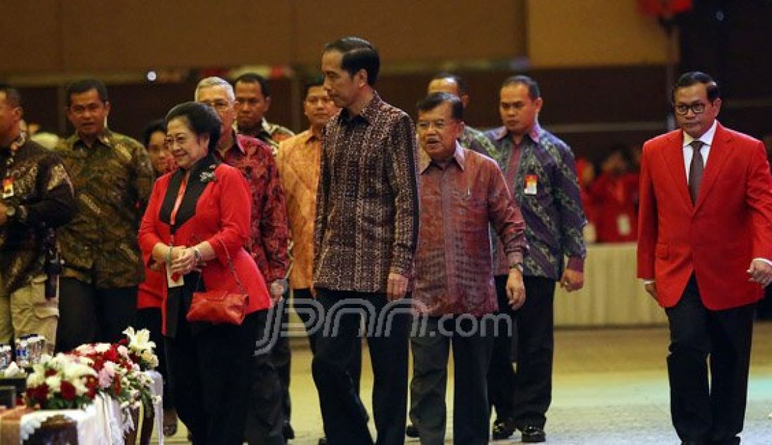 Ketua Umum PIDP Megawati Soekarnoputri bersama Presiden Joko Widodo dan Wakil Presiden Jusuf Kalla saat menghadiri Rapat Kerja Nasional I PDIP di Jakarta, Minggu (10/1). Foto: Ricardo/JPNN.com - JPNN.com