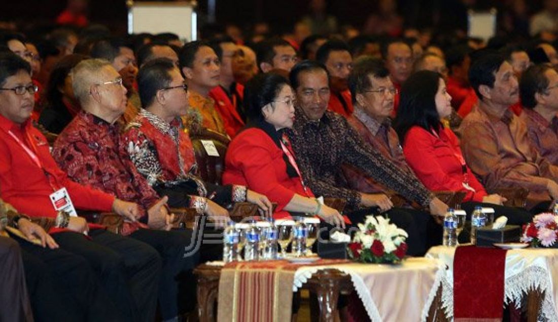 Ketua Umum PIDP Megawati Soekarnoputri bersama Presiden Joko Widodo dan Wakil Presiden Jusuf Kalla saat menghadiri Rapat Kerja Nasional I PDIP di Jakarta, Minggu (10/1). Foto: Ricardo/JPNN.com - JPNN.com