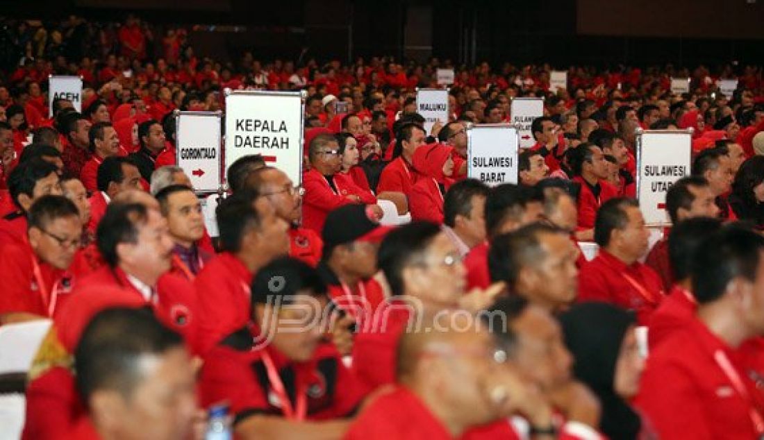 Para kader dan fungsionaris partai PDIP saat menghadiri Rapat Kerja Nasional I PDIP di Jakarta, Minggu (10/1). Foto: Ricardo/JPNN.com - JPNN.com