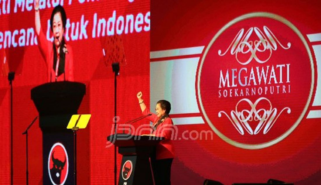 Ketua Umum PIDP Megawati Soekarnoputri berpidato pada Rapat Kerja Nasional I PDIP di Jakarta, Minggu (10/1). Foto: Ricardo/JPNN.com - JPNN.com