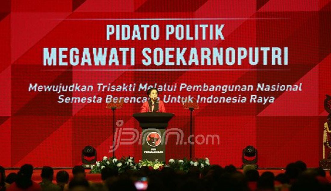 Ketua Umum PIDP Megawati Soekarnoputri berpidato pada Rapat Kerja Nasional I PDIP di Jakarta, Minggu (10/1). Foto: Ricardo/JPNN.com - JPNN.com