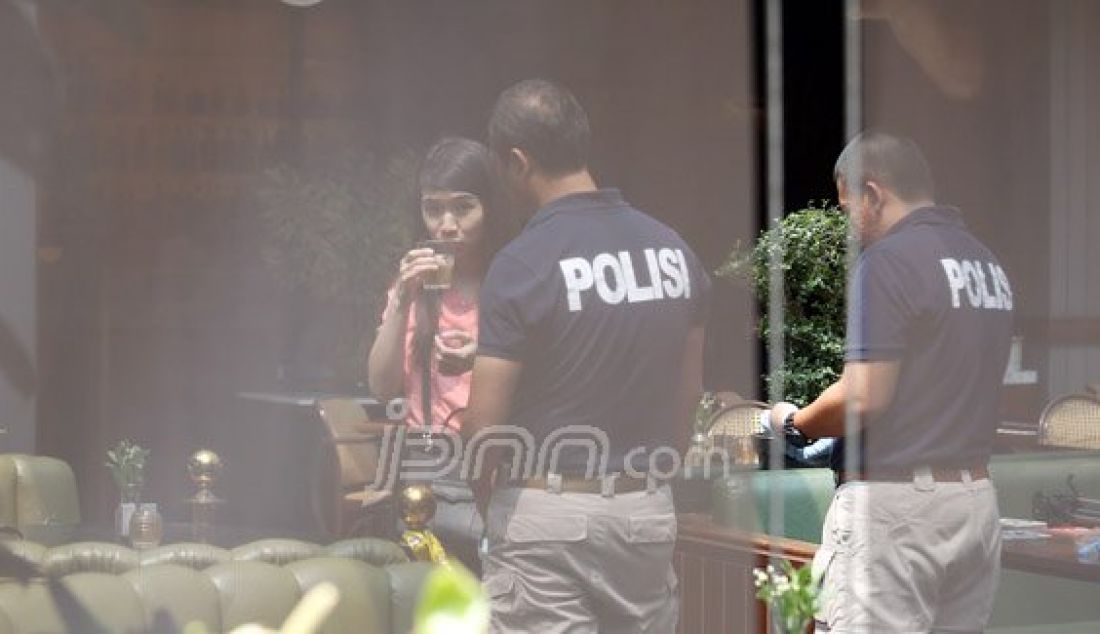 Tim Reserse Polda Metro Jaya melakukan rekontruksi kasus tewas perempuan usai minum kopi di Grand Indonesia, Jakarta Pusat, Senin (11/1). Foto: Ricardo/JPNN.com - JPNN.com