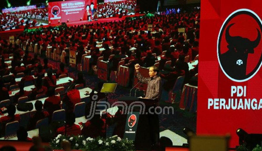 Presiden Joko Widodo saat memberikan pidato pada Rapat Kerja Nasional I PDIP di Jakarta, Minggu (10/1). Foto: Ricardo/JPNN.com - JPNN.com