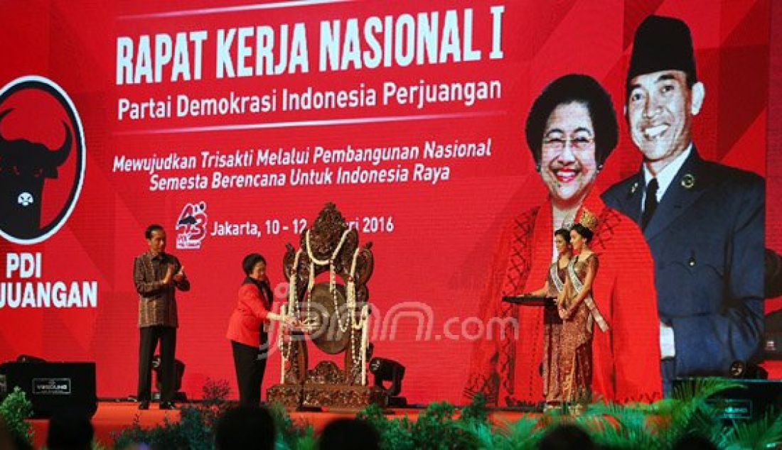Ketua Umum PDIP Megawati Soekarnoputri bersama Presiden Joko Widodo saat memukul gong sebagai pembukaan Rapat Kerja Nasional I PDIP di Jakarta, Minggu (10/1). Foto: Ricardo/JPNN.com - JPNN.com