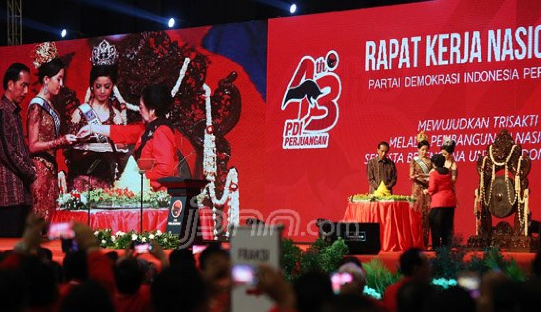 Ketua Umum PDIP Megawati Soekarnoputri saat memberikan tumpung kepada Presiden Joko Widodo dan Wakil Presiden Jusuf Kalla pada acara Rapat Kerja Nasional I PDIP di Jakarta, Minggu (10/1). Foto: Ricardo/JPNN.com - JPNN.com