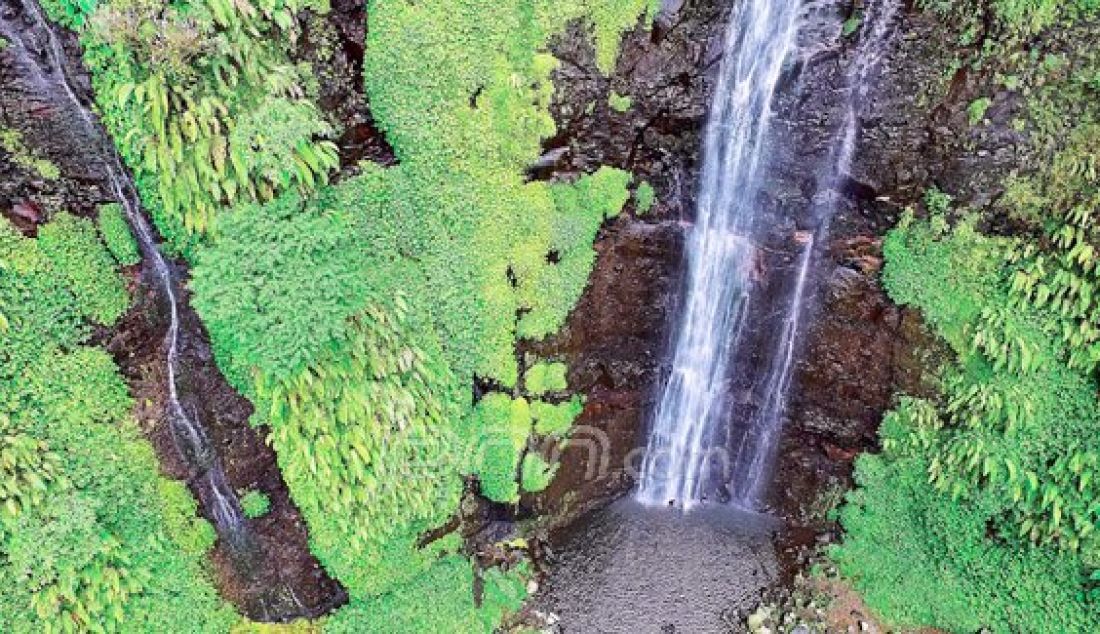 EKSOTIS: Air terjun Tretes, yang berada di Desa Medowo, Kecamatan Kandanagn, Kabupaten Kediri dengan tebing batu berhias lumut dan tumbuhan paku yang menghijau sejuk, Sabtu (9/1). Foto: M Arif/Radar Kediri/JPNN.com - JPNN.com