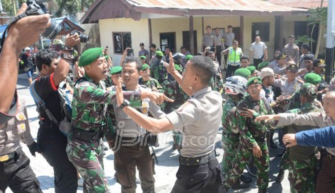 Kericuhan sempat terjadi di depan Polres Ternate antara Polisi dan TNI, Minggu (10/01). Kericuhan dipicu aksi saling lempar Warga Toboko dan Polisi. Foto: Erwin/Malut Pos/JPNN.com - JPNN.com