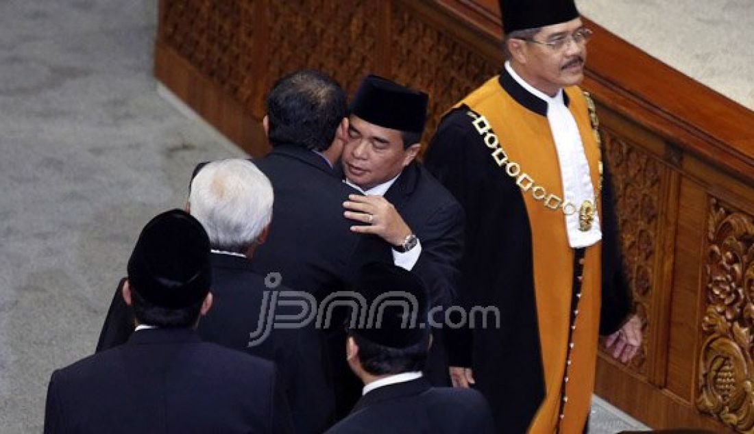 Ade Komarudin mendapat usapan selamat usai dilantik menjadi Ketua DPR menggantikan Setya Novanto untuk masa jabatan 2014-2019, Jakarta, Senin (11/1). Foto: Ricardo/JPNN.com - JPNN.com