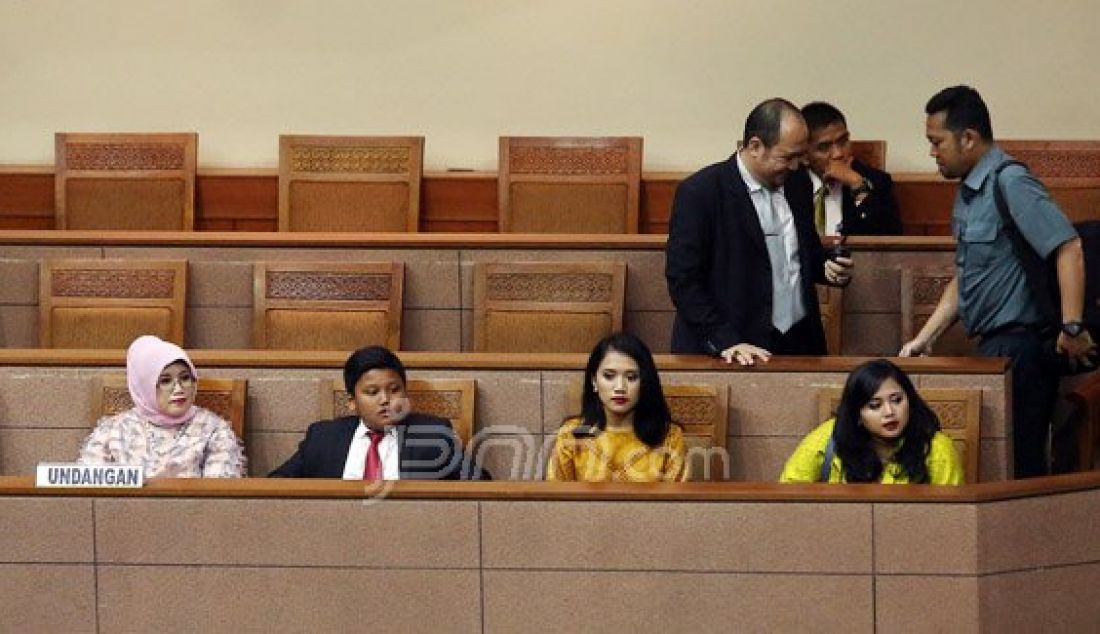 Keluarga Ketua DPR Sisa Masa Jabatan Tahun 2014-2019 Ade Komarudin saat menghadiri acara pelantikan, Jakarta, Senin (11/1). Ade Komarudin menjadi Ketua DPR Sisa Masa Jabatan Tahun 2014-2019 menggantikan Setya Novanto yang menggundurkan diri. Foto: Ricardo/JPNN.com - JPNN.com