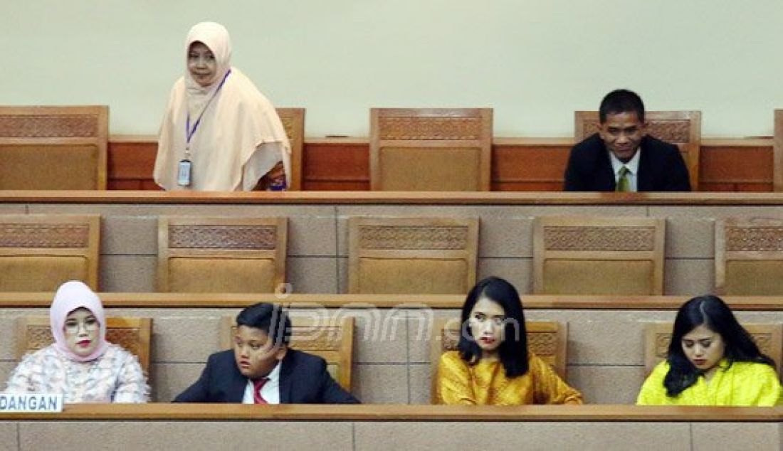 Keluarga Ketua DPR Sisa Masa Jabatan Tahun 2014-2019 Ade Komarudin saat menghadiri acara pelantikan, Jakarta, Senin (11/1). Ade Komarudin menjadi Ketua DPR Sisa Masa Jabatan Tahun 2014-2019 menggantikan Setya Novanto yang menggundurkan diri. Foto: Ricardo/JPNN.com - JPNN.com