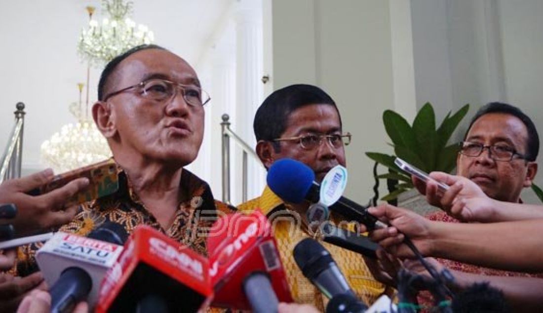 Aburizal Bakrie dan Idrus Marham usai bertemu Presiden Joko Widodo, Jakarta, Senin (11/1). Foto: Natalia/JPNN.com - JPNN.com