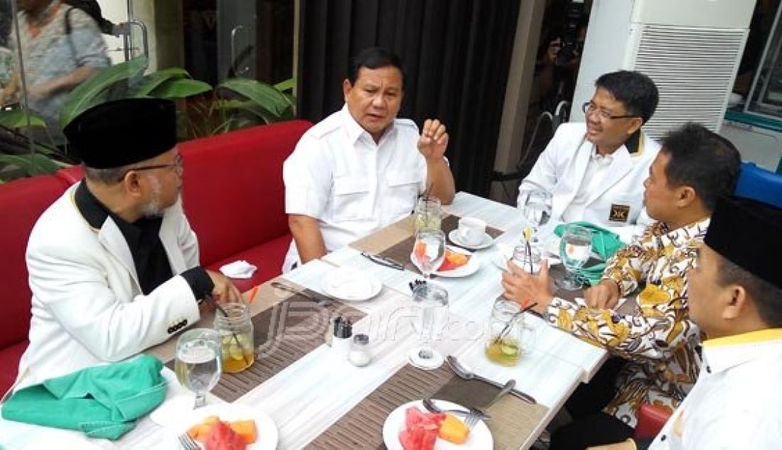 Prabowo sama Presiden PKS makan siang sebelum jadi pembicara di Rakornas PKS, Depok, Selasa (12/1). Foto: M Fathra/JPNN.com - JPNN.com