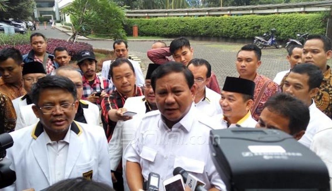 Prabowo Suboianto saat tiba di Rakornas Partai PKS, Depok, Selasa (12/2). Kehadiran Prabowo di Rakornas PKS sebagai pembicara. Foto: M Fathra/JPNN.com - JPNN.com