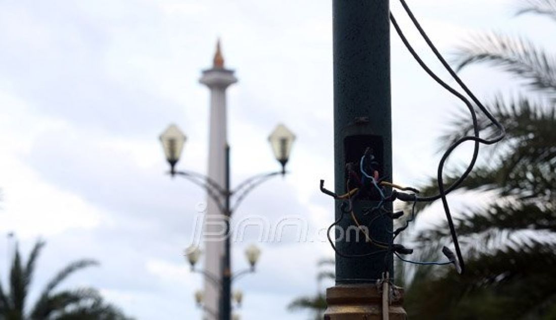 Petugas memperbaiki lampu penerangan di kawasan Tugu Monas, Jakarta, Senin (11/1). Gubernur DKI Jakarta Basuki Tjahaja Purnama memerintahkan Kantor Pengelola Kawasan (KPK) Monas untuk memasang ribuan lampu di kawasan Monas seperti di Singapura dengan kisaran anggaran Rp 35 miliar. Foto: Ricardo/JPNN.com - JPNN.com