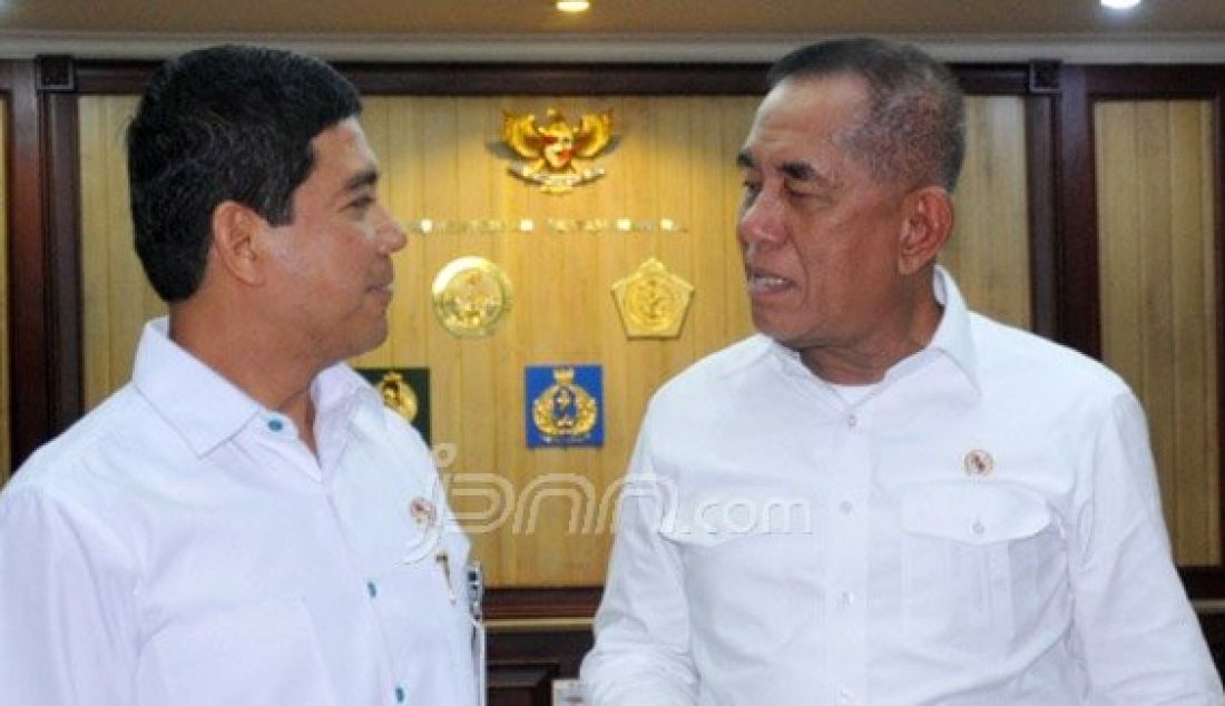 Menteri Pendayagunaan Aparatur Negara dan Reformasi Birokrasi (MenPAN-RB) Yuddy Chrisnandi bersama Menteri Pertahanan Ryamizard Ryacudu usai melakukan pertemuan di Jakarta, Selasa (12/1). Foto: Mesya/JPNN.com - JPNN.com