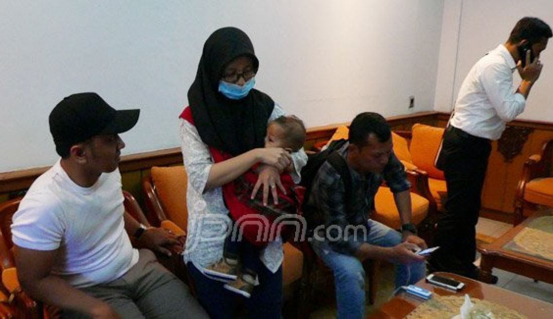 Dr. Rica bersama anaknya dengan didampingi sang suami saat berada di ruangan tunggu Direskrimum Polda DIJ, Senin (11/1). Foto: Setiaky/Radar Jogja/JPNN.com - JPNN.com