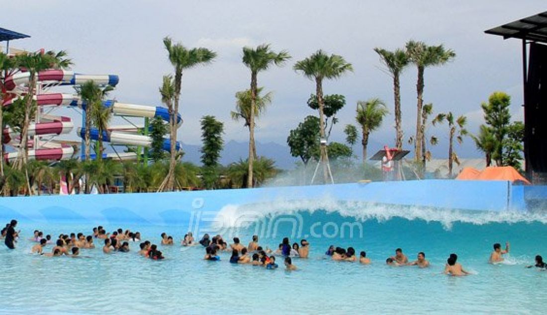 Tsunami Pool, salah satu wahana yang ada di wisata Hawai Water Park, Kota Malang menjadi tempat yang diminati. sensasi diterjang ombak besar menjadi tantangan tersendiri bagi para pengunjung, Selasa (12/01). Foto: Bayu/Radar Malang/JPNN.com - JPNN.com