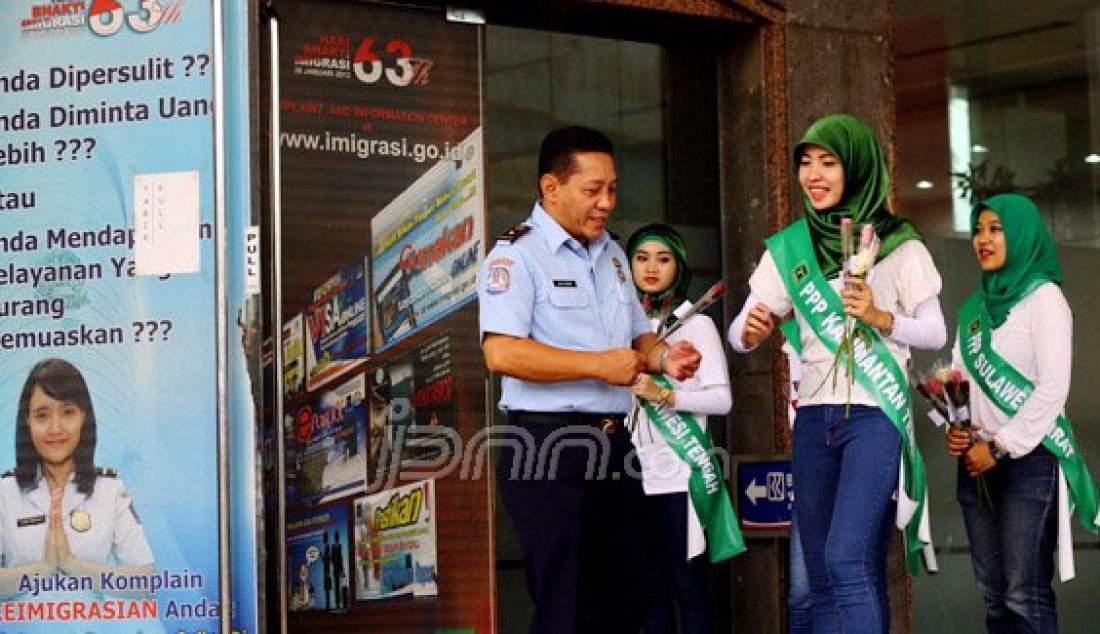 Kader perempuan PPP melakukan aksi membagikan bunga mawar kepada pegawai di lingkungan dirjen AHU Kementerian Hukum dan HAM, Jakarta, Selasa (12/1). Aksi tersebut sebagai bentuk terima kasih atas pencabutan SK pengesahan muktamar surabaya dan memohon pengesahan muktamar Jakarta. Foto: Ricardo/JPNN.com - JPNN.com