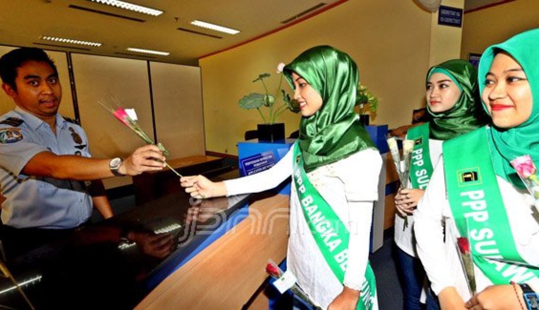 Kader perempuan PPP melakukan aksi membagikan bunga mawar kepada pegawai di lingkungan dirjen AHU Kementerian Hukum dan HAM, Jakarta, Selasa (12/1). Aksi tersebut sebagai bentuk terima kasih atas pencabutan SK pengesahan muktamar surabaya dan memohon pengesahan muktamar Jakarta. Foto: Ricardo/JPNN.com - JPNN.com