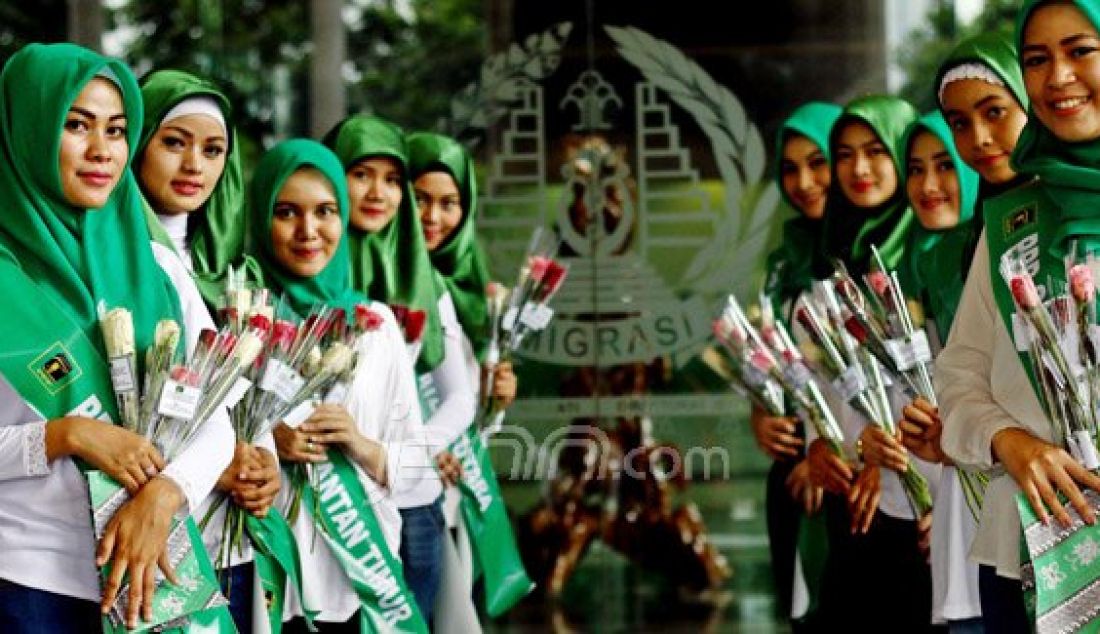 Kader perempuan PPP melakukan aksi membagikan bunga mawar kepada pegawai di lingkungan dirjen AHU Kementerian Hukum dan HAM, Jakarta, Selasa (12/1). Aksi tersebut sebagai bentuk terima kasih atas pencabutan SK pengesahan muktamar surabaya dan memohon pengesahan muktamar Jakarta. Foto: Ricardo/JPNN.com - JPNN.com