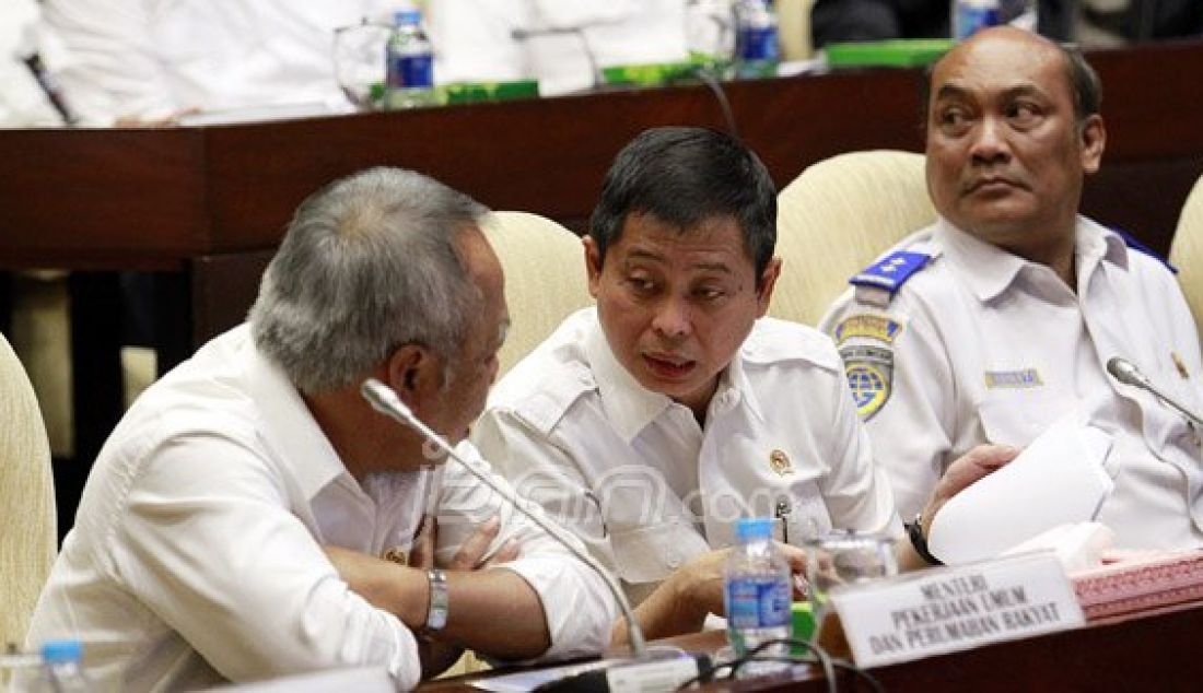 Menteri Perhubungan Ignasius Jonan, Menpupera Basuki Hadimuljono dan Ketua KNKT Soerjanto Tjahjono saat rapat kerja dengan Komisi V DPR membahas evaluasi transportasi Natal dan Tahun Baru, Jakarta, Rabu (13/1). Foto: Ricardo/JPNN.com - JPNN.com