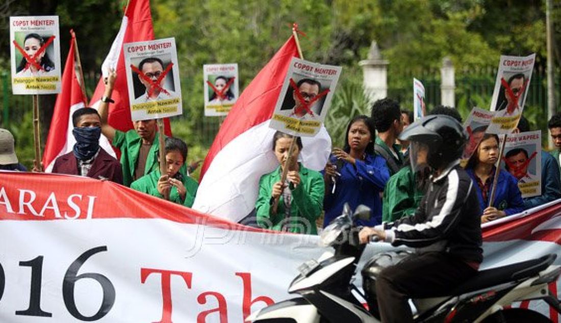 Front Garuda Merah Putih melakukan unjukrasa di depan Istana Wakil Presiden, Jakarta, Rabu (13/1). Massa meminta Wakil Presiden Jusuf Kalla menolak perpanjangan kontrak Freeport dan usir Menteri antek Neoliberal penjual aset bangsa Rini Soemarno dan Sudirman Said. Foto: Ricardo/JPNN.com - JPNN.com