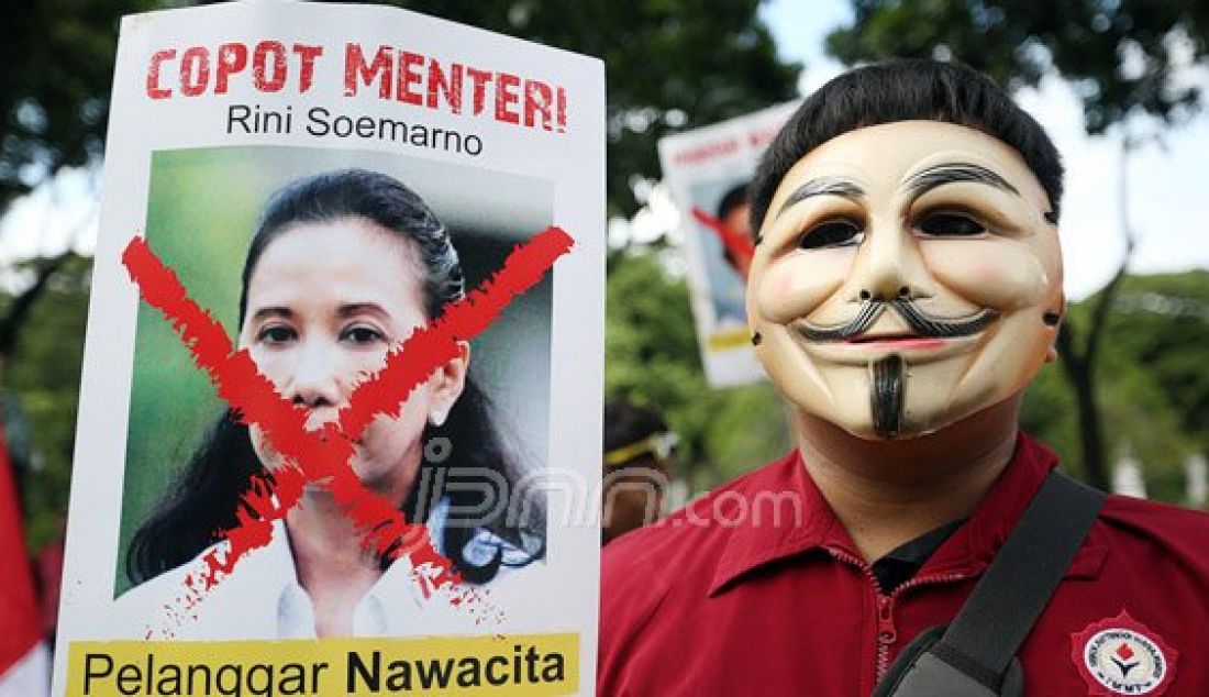 Front Garuda Merah Putih melakukan unjukrasa di depan Istana Wakil Presiden, Jakarta, Rabu (13/1). Massa meminta Wakil Presiden Jusuf Kalla menolak perpanjangan kontrak Freeport dan usir Menteri antek Neoliberal penjual aset bangsa Rini Soemarno dan Sudirman Said. Foto: Ricardo/JPNN.com - JPNN.com