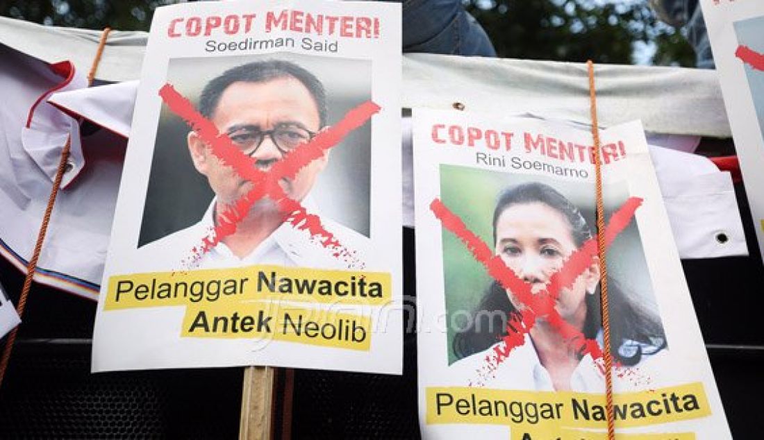 Front Garuda Merah Putih melakukan unjukrasa di depan Istana Wakil Presiden, Jakarta, Rabu (13/1). Massa meminta Wakil Presiden Jusuf Kalla menolak perpanjangan kontrak Freeport dan usir Menteri antek Neoliberal penjual aset bangsa Rini Soemarno dan Sudirman Said. Foto: Ricardo/JPNN.com - JPNN.com