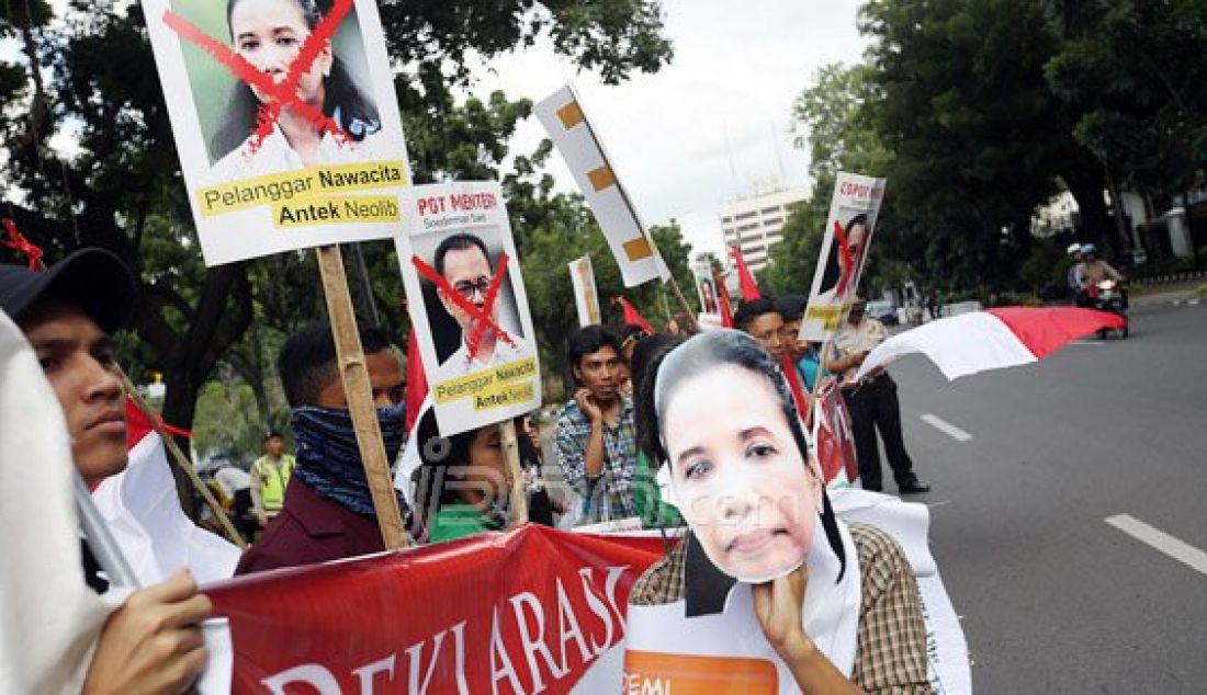 Front Garuda Merah Putih melakukan unjukrasa di depan Istana Wakil Presiden, Jakarta, Rabu (13/1). Massa meminta Wakil Presiden Jusuf Kalla menolak perpanjangan kontrak Freeport dan usir Menteri antek Neoliberal penjual aset bangsa Rini Soemarno dan Sudirman Said. Foto: Ricardo/JPNN.com - JPNN.com