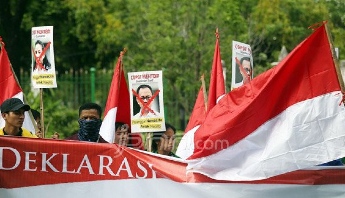 Front Garuda Merah Putih melakukan unjukrasa di depan Istana Wakil Presiden, Jakarta, Rabu (13/1). Massa meminta Wakil Presiden Jusuf Kalla menolak perpanjangan kontrak Freeport dan usir Menteri antek Neoliberal penjual aset bangsa Rini Soemarno dan Sudirman Said. Foto: Ricardo/JPNN.com - JPNN.com