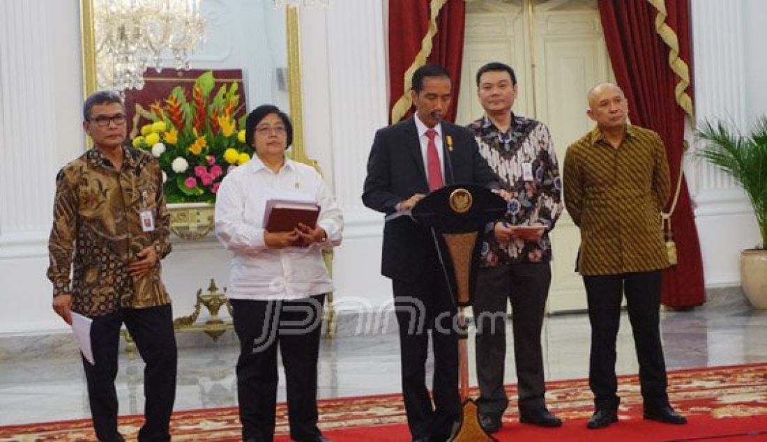 Juru bicara presiden Johan Budi di hari pertama bekerja mendampingi Presiden Joko Widodo saat jumpa pers soal Badan Restorasi Gambut di Istana Merdeka, Rabu (13/1). Foto: Natalia/JPNN.com - JPNN.com