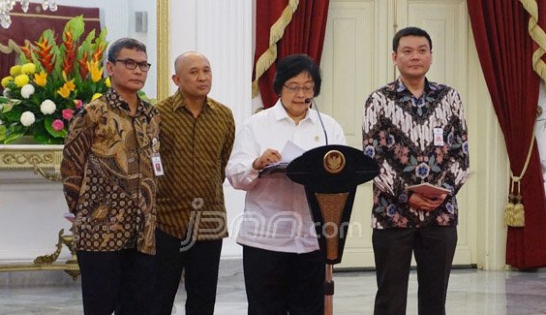 Juru bicara presiden Johan Budi di hari pertama bekerja mendampingi Presiden Joko Widodo saat jumpa pers soal Badan Restorasi Gambut di Istana Merdeka, Rabu (13/1). Foto: Natalia/JPNN.com - JPNN.com