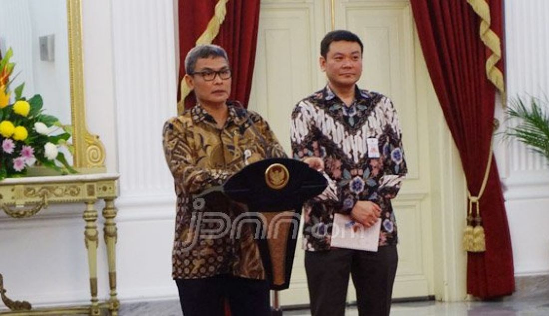 Juru bicara presiden Johan Budi di hari pertama bekerja mendampingi Presiden Joko Widodo saat jumpa pers soal Badan Restorasi Gambut di Istana Merdeka, Rabu (13/1). Foto: Natalia/JPNN.com - JPNN.com