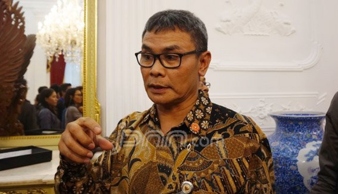 Juru bicara presiden Johan Budi di hari pertama bekerja usai mendampingi Presiden Joko Widodo saat jumpa pers soal Badan Restorasi Gambut di Istana Merdeka, Rabu (13/1). Foto: Natalia/JPNN.com - JPNN.com